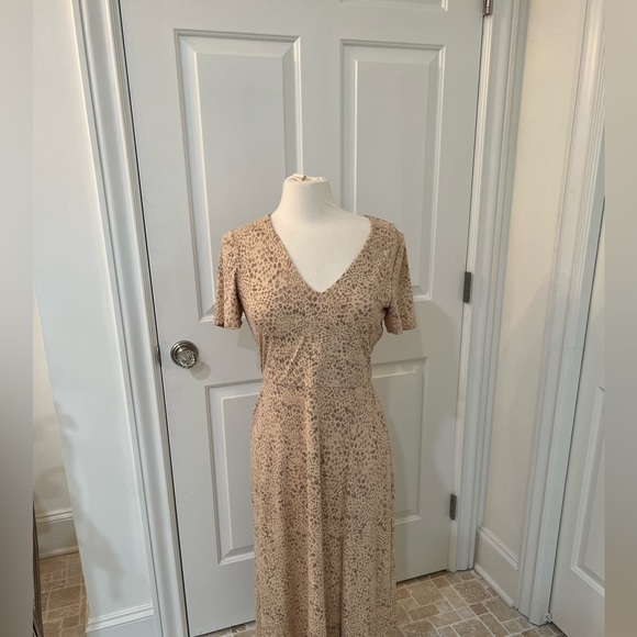 WAYF Jersey Leopard MIDI Dress - Picture 2 of 8